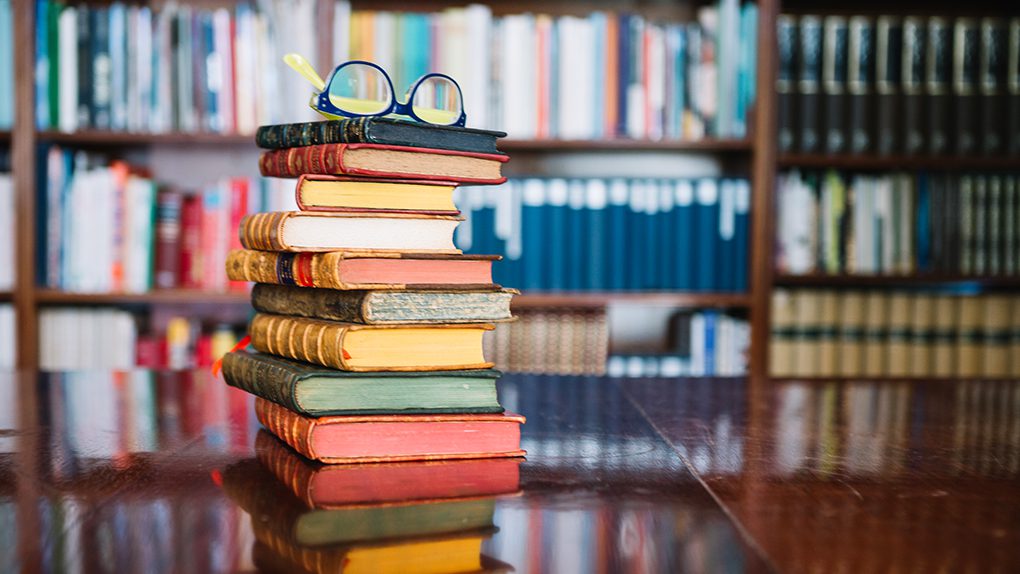 A képen könyvek láthatók, amik a címben szereplő szótár képi megfelelői.