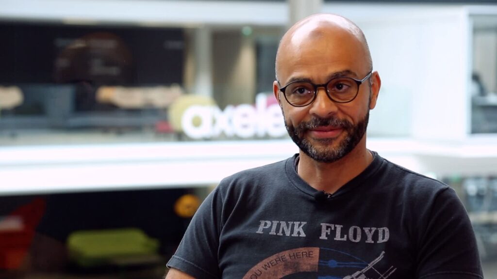 Mo Gawdat látható a képen, akinek az 5 lépéses módszerét mutatjuk be a cikkben.