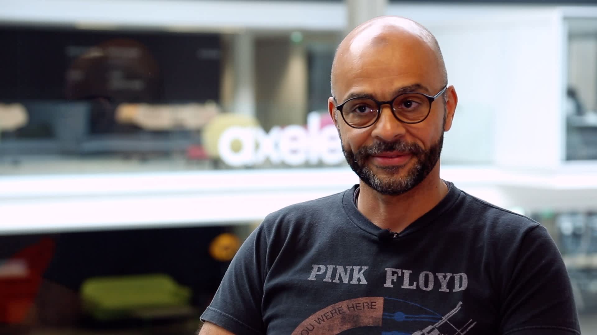 Mo Gawdat látható a képen, akinek az 5 lépéses módszerét mutatjuk be a cikkben.