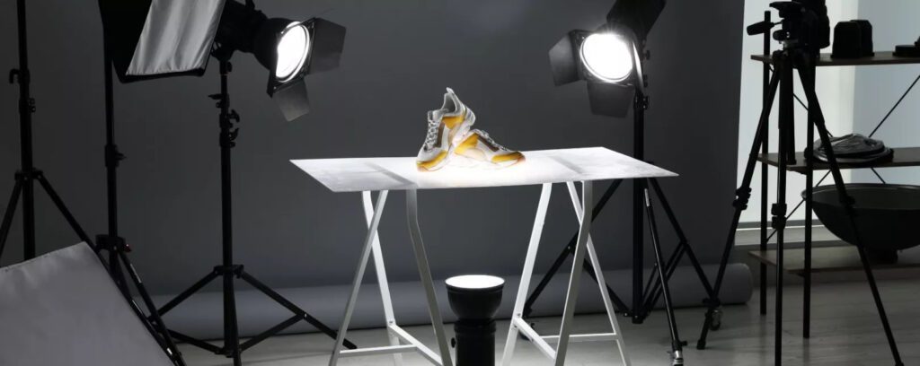 A képen egy termékfotózáshoz berendezett stúdió látható.