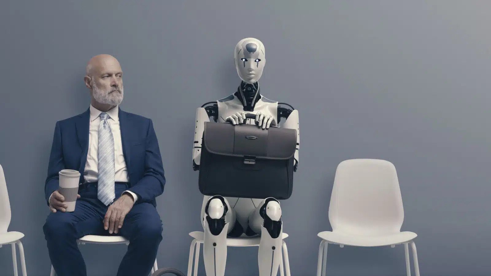 Állásinterjúra várva egy ember és egy robot ül egymás mellett.