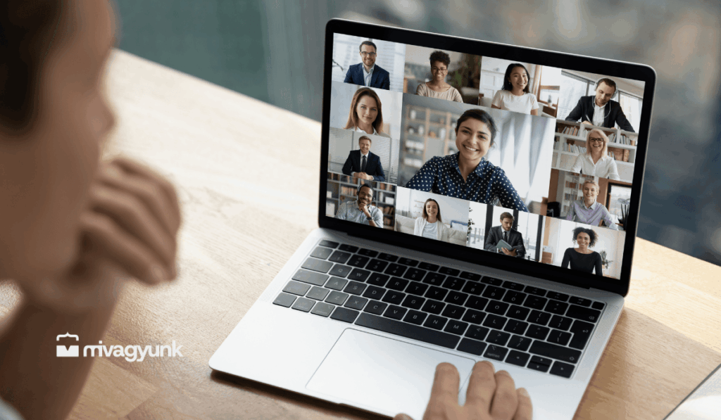 Laptop képernyőjén zajló online videómeeting több résztvevővel, előtérben egy elmosódott felhasználóval, deepfake Zoom-csalás és MI-alapú social engineering témájához.