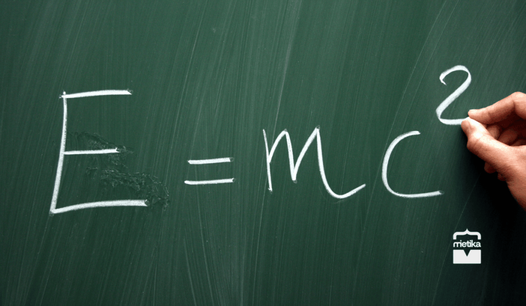 Táblára krétával felírt Einstein-képlet, amely az MI és az emberi kreativitás közötti különbségről szóló cikk tudományos gondolati hátterét jelzi.