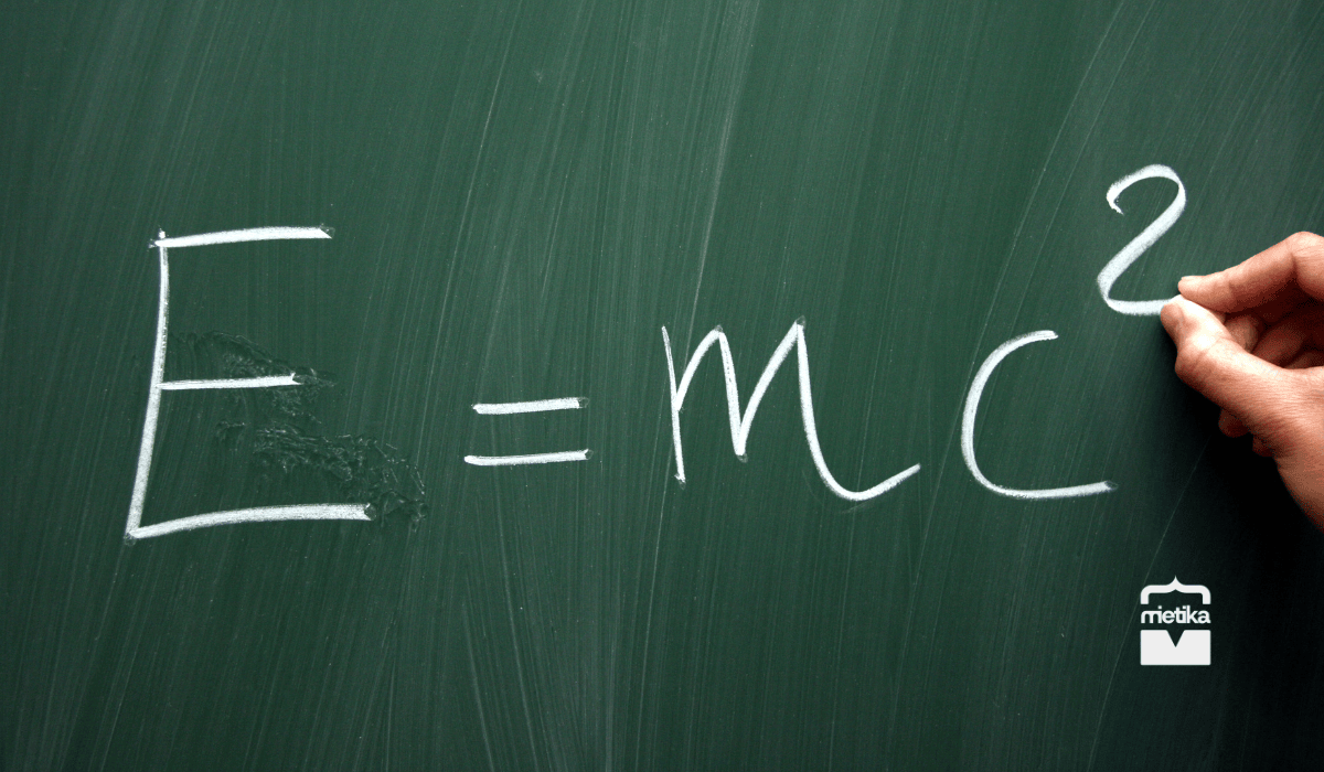 Táblára krétával felírt Einstein-képlet, amely az MI és az emberi kreativitás közötti különbségről szóló cikk tudományos gondolati hátterét jelzi.