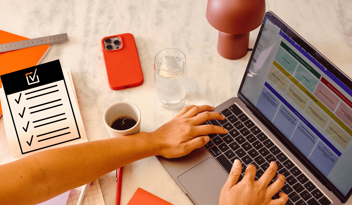 Irodai asztalon laptopon megnyitott MI-nyilvántartási táblázat látható, mellette ellenőrzőlista, jegyzetek, telefon és kávé.