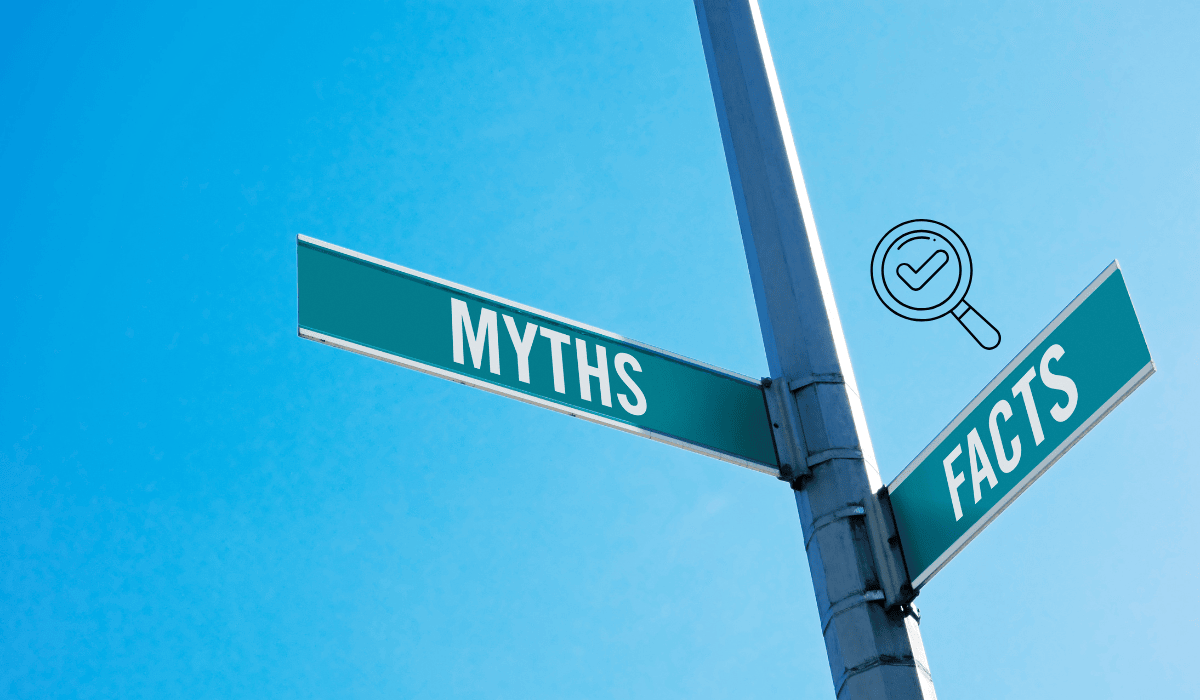 Útjelző táblák „MYTHS” és „FACTS” felirattal, mellettük nagyítóban pipa ikon, a tévhitek és tények ellenőrzésének jelképeként.