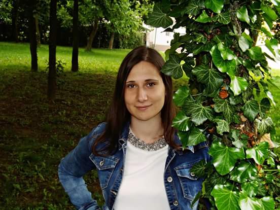Kuti Tamara egy füves területen áll.