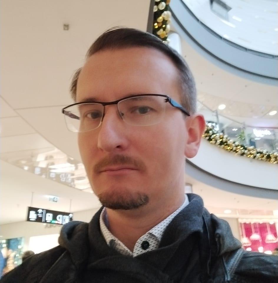 Ronkay György angolnyelv-oktató, történész és tanárképző szemüvegben, világos ingben és sötét pulóverben.