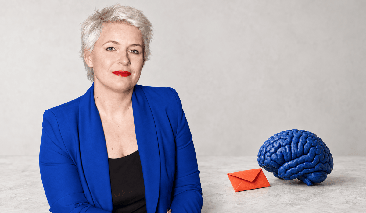 Dr. Stier Kata kék blézerben, világos háttér előtt; mellette kék agyszobor és narancsszínű boríték.